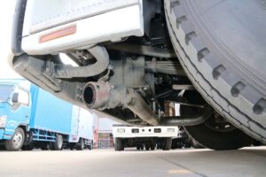 Front-mounted exhaust pipe